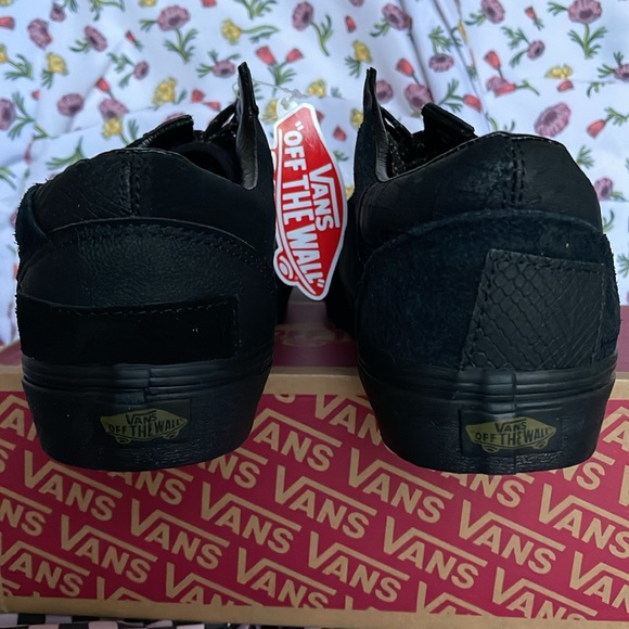 Vans Men’s Old Skool Patchwork
Mono Patchwork Blackout
VN0A7Q4P10J
Sneakers - Picture 14 of 16